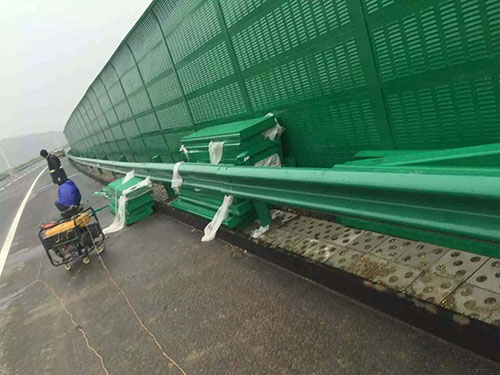 河北某高速路所使用的的隔音墻現場施工